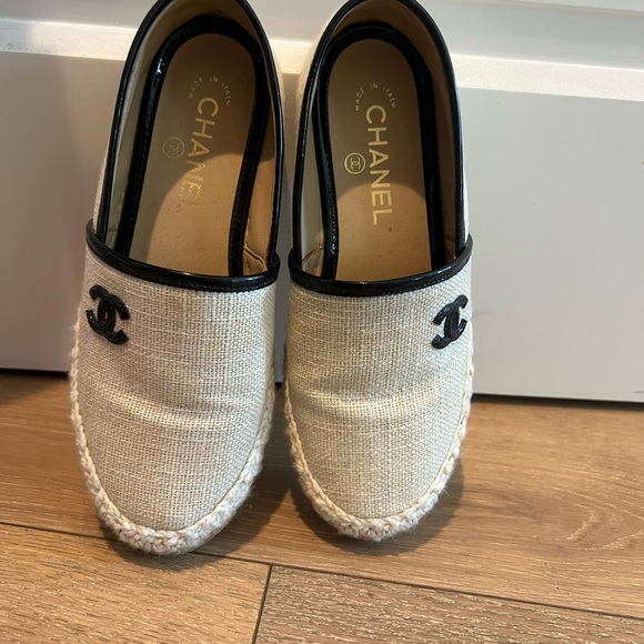CHANEL Cream and Black Espadrille Flats - Picture 3 of 12